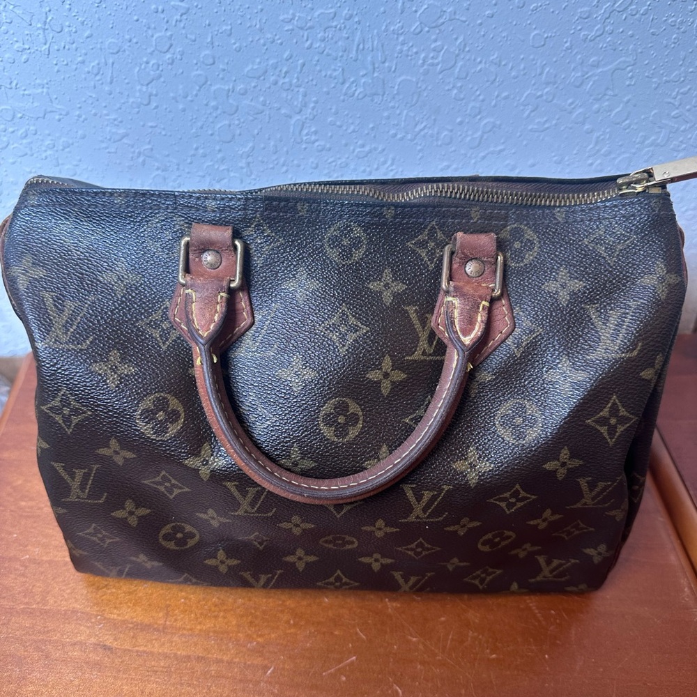 Pre-Owned Authentic Vintage Louis
Vuitton Monogram Speedy 30 - Picture 2 of 16